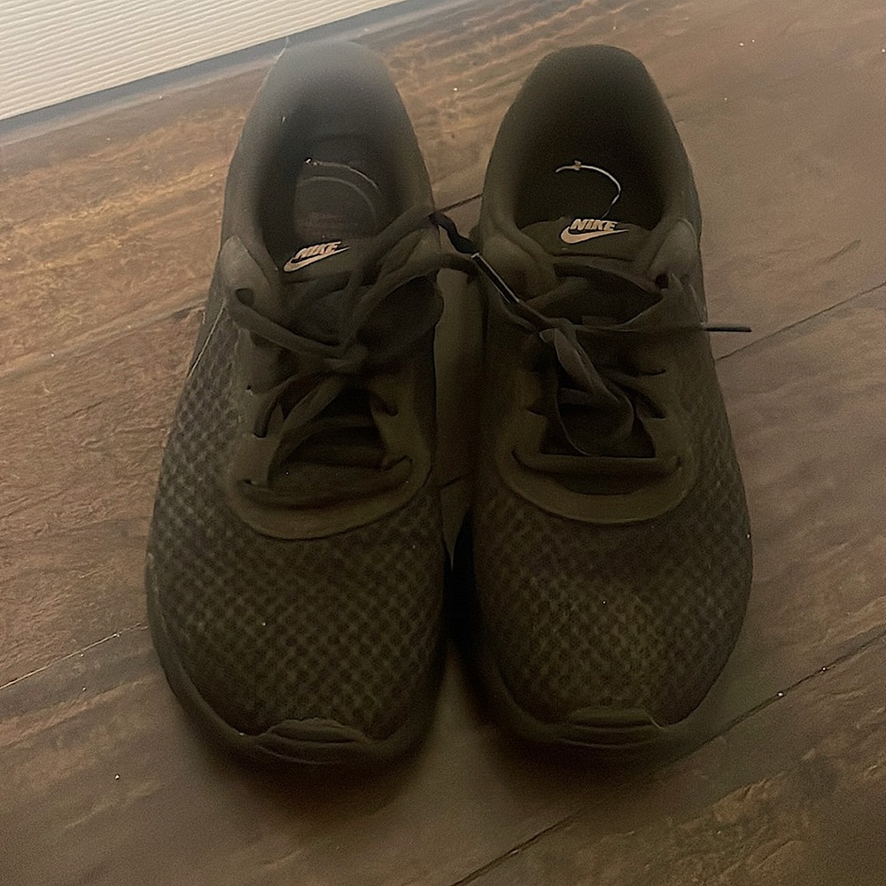 Lightly worn black Nike tennis shoes